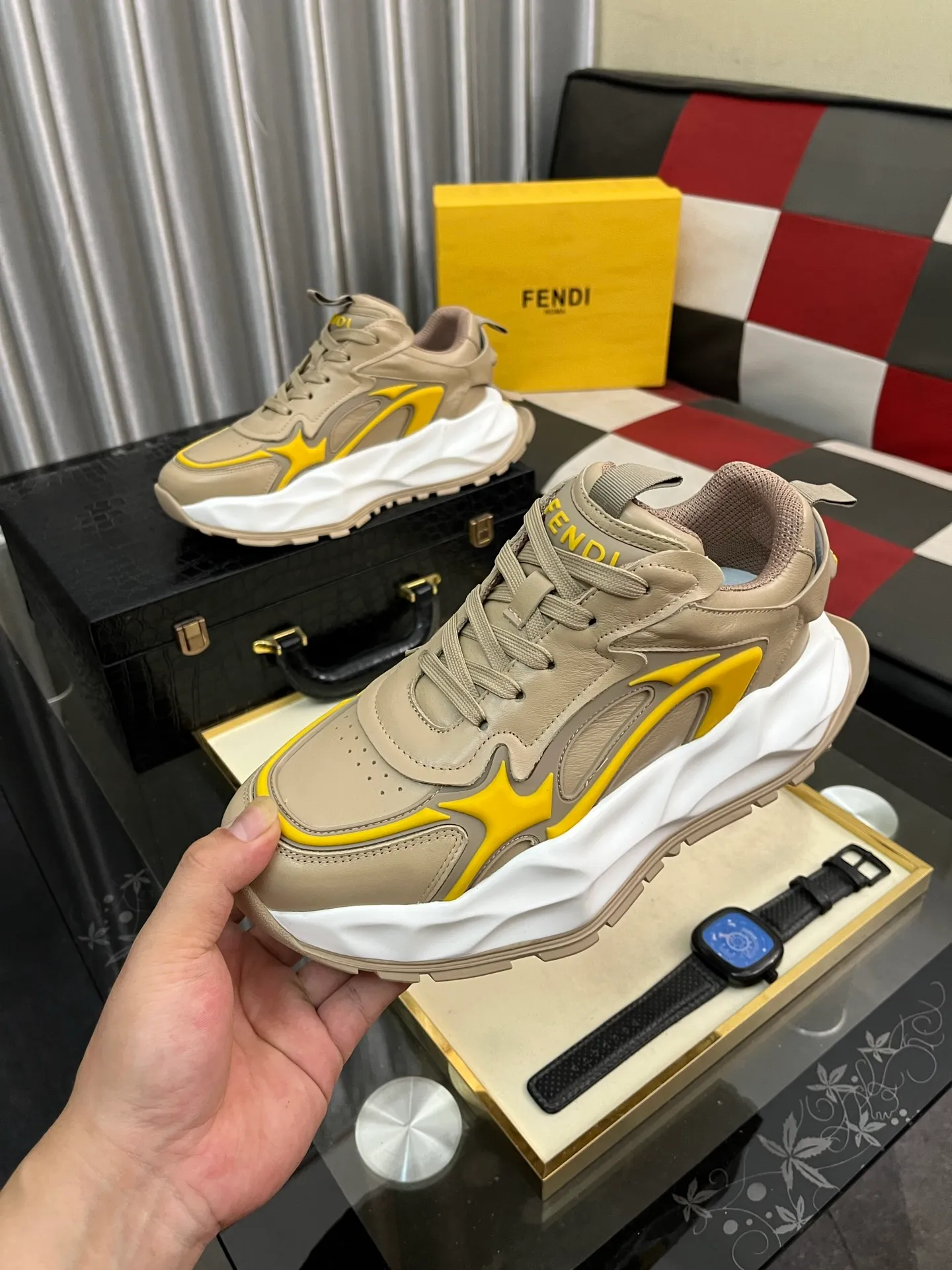 Men's Men's Shoes💰580⌚️⌚️[fendi] Fendi's classic and comfortable men's, this complex sneaker is made of soft calfskin➕genuine leather lining➕original ultra-light rubber material with rough outsole. This unique light style is suitable for the casual and refined sensibility of this season. It is comfortable and natural on the feet. It is an everyday style for casual travel in autumn and winter! 38-446️⃣colors available